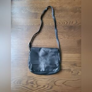 Le DONNEleather Collection  Black Messenger Bag with Adjustable Strap